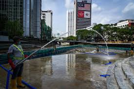 Menelusuri perihal banjir, kuala lumpur pernah 'lumpuh' akibat bencana alam ini yang telah menyebabkan 180,000 mangsa terjejas dan 32 orang meninggal dunia, seterusnya mengakibatkan perintah darurat bencana diisytiharkan. Kuala Lumpur Selepas Banjir Utusan Digital
