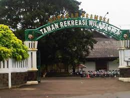 Taman ini menyajikan berbagai keindahan warna warni bunga, sangat cocok untuk relexsasi, dan juga banyak permainan. Grantnsaipan Taman Bunga Cibubur Jakarta