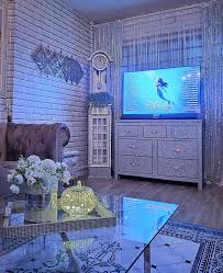 Ruang tamu pada rumah minimalis yang cenderung sempit tetap membutuhkan bangku ruang tamu yang apik dipandang mata tetapi juga nyaman saat diduduki. Terpegun Tengok Rumah Flat 750 Kaki Persegi Bagaikan Istana Disney Fairytale Warganet Kagum Lihat Dekorasi Wanita Ini Keluarga