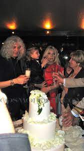 Χείμαρρος και αφοπλιστικά ειλικρινής η αννίτα πάνια στο πρωινό, δεν δίστασε να δηλώσει πως φέτος η εκπομπή της σημειώνει τα χειρότερα νούμερα τηλεθέασης που έχει κάνει ποτέ. Cosmoexlusive Nikos Annita Epeteios Gamoy Cosmopoliti Com Xristina Polith