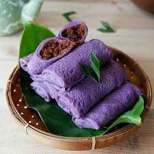 Buat telur dadarnya terlebih dahulu, kemudian balut dengan tepung dan masukkan telur dadar dalam pencelup sampai rata, kemudian gulingkan dalam tepung pelapis. Resep Dadar Gulung Ubi Ungu Belida Com