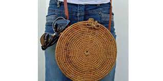 Tasrotan bali adalah product dengan tampilan exlusif, tampilan product yang alamiah, sifat bahan yang awet, dikerjakan dengan handmade, tidak menggunakan mesin, tidak merusak alam dan keberadaan kerajinan ini telah menghidupi ekonomi kebutuhan keluarga mereka. Tas Rotan Bali Yang Lagi Hits Model Apa Yang Paling Dicari Halaman All Kompas Com