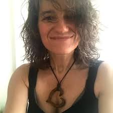 Hace un rato entré a un Starbucks y, al acercarme a pedir un café, la chica  de la caja me pidió mi nombre. Le respondí “Fer”. Me miró con extrañeza y,  después