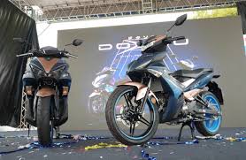 Hong leong yamaha motor launched the doxou versions of the venerable y15zr and nvx models at the yamaha gen blu carnival in serdang recently. Yamaha Y15zr Nvx 155 Doxou Dilancarkan Harga Bermula Rm8 868 Mekanika