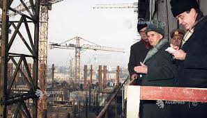 Ultimul tur incepe la ora 15:30. Cum Era PrÄƒdatÄƒ Casa Poporului La Aproape Doi Ani De La Executarea SoÅ£ilor Ceausescu Se Fura Inclusiv Marmura Evenimentul Istoric