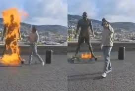 Homem incendeia estátua de Cristiano Ronaldo em Portugal e ameaça jogador; veja vídeo