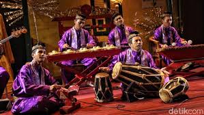 Orkes tradisional ini merupakan perpaduan serasi antara unsur seni budaya … 8 Alat Musik Betawi Dipengaruhi China Sampai Arab