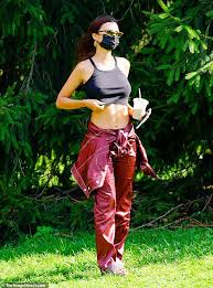 Ратаковски родилась 7 июня 1991 года в лондонском районе вестминстер; Emily Ratajkowski Looks Carefree In A Crop Top As She Hangs With Husband Sebastian Bear Mcclard Readsector