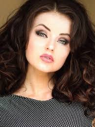 Veronica Lavery's Instagram, Twitter & Facebook