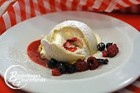 Au Coeur De La Gourmandise Dome Vanille Fruits Rouges Et Chocolat Blanc Gourmandise Chocolat Blanc Gateaux Et Desserts