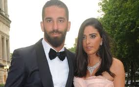 Futbolcu arda turan'ın eşi aslıhan doğan, ikinci kez hamile olduğunu söyledi. Arda Turan In Esi Aslihan Dogan Turan Yaptirdigi Estetik Alay Konusu Oldu