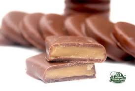 Les Daims Maison 180g De Sucre 150g De Beurre Doux 1 Cuilleree A Cafe De Sel 200g De Chocolat Au Lait Tempere Re Recette Recette Bonbon Recettes Sucrees