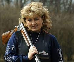 Igaly diána a magyar sportlövészet egyik legnagyobb alakja, női skeetben mindent megnyert, amit lehetett. Koronavirus Miatt Elhunyt Igaly Diana Olimpiai Bajnok Sportlovo Mfor Hu