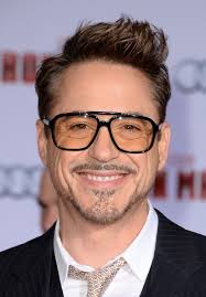 Modelo De Oculos Usado Por Robert Downey Jr Chega Ao Brasil Robert Downey Jr Robert Downey Jr Filhos Fotos Dos Vingadores