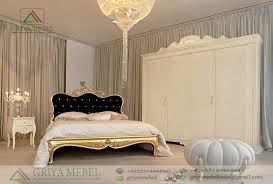 Untuk gambar desain kamar set klasik di bawah menggunakan tempat tidur ukuran kasur 180 x 200 cm, dan di dampingi 2 meja lampu ( nakas ) yang sangat cantik. Kamar Set Emma Ukir Klasik Modern Griya Mebel