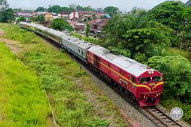 Terdapat dua jaringan landasan kereta api utama di semenanjung malaysia iaitu di dataran pantai barat dan dataran pantai timur semenanjung malaysia. Kelab Komuniti Keretapi Public Group Facebook