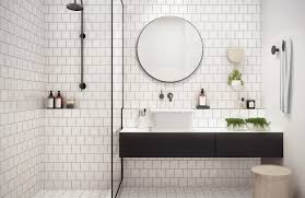 Et pour savoir comment rendre étanche une salle de bain, nos experts vous guident ! Une Salle De Bains Chaleureuse En Noir Et Blanc Deco Idees