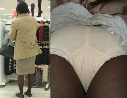 熟女 パンチラ画像92枚！素人のスカートに隠された生活感をご覧ください | 熟女エロ画像村