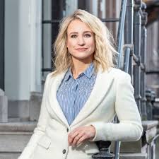 Hij tovert kitsch om tot kunst en verkoopt zijn werken voor astronomisch hoge bedragen. Dionne Stax Verruilt Avrotros Voor Omroep Max Villamedia