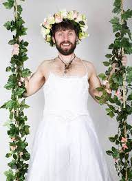 Maybe you would like to learn more about one of these? Bartiger Mann In Einem Hochzeitskleid Der Frau Auf Ihren Nackten Korper An Der Rebe Hangen Verzog Das Gesicht Und Komisch Auf Dem Kopf Einen Kranz Aus Blumen Lustig Bartigen Braut Lizenzfreie Fotos