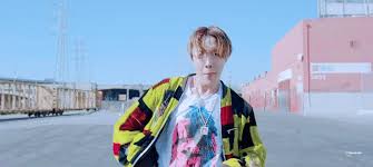 El video, grabado en la ciudad de nueva york, tiene un importante componente coreográfico, lo que no. 190927 Bts Jhope Chicken Noodle Soup Feat Becky G Mv