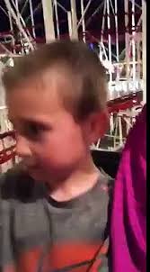 La ceinture de son fils se décroche en pleines montagnes russes, il le  sauve in extremis