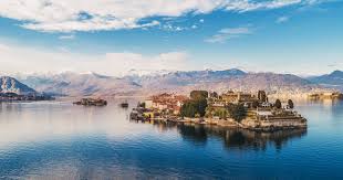 Da qui partono le escursioni alle isole borromee, qui c'è la funivia per il mottarone, qui ci sono gli hotel più belli e lussuosi del lago. Isole Borromee Cosa Vedere Sulle Isole Del Lago Maggiore