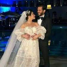 مروان محسن وزوجته (1) وحرص غالبية نجوم الأهلي على حضور حفل زفاف حمدي فتحي بخلاف أعضاء الجهاز الفني بقيادة بيتسو موسيماني وعدد من أعضاء مجلس إدارة مجلس إدارة الأهلي. Ø¨Ù€ Ø§Ù„Ø£ÙˆÙ Ø´ÙˆÙ„Ø¯Ø± ÙˆØ¨Ø·Ø§Ù†Ø© Ù‚ØµÙŠØ±Ø© Ø¥Ø·Ù„Ø§Ù„Ø© Ø¬Ø±ÙŠØ¦Ø© Ù„Ù€ Ø²ÙˆØ¬Ø© Ù…Ø±ÙˆØ§Ù† Ù…Ø­Ø³Ù† ÙÙŠ Ø­ÙÙ„ Ø²ÙØ§ÙÙ‡Ù…Ø§