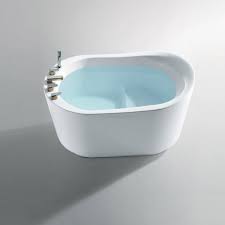 Cette baignoire bouillonnante est faite pour vous, de petite taille elle s'adapte facilement à votre salle de bain. Baignoire Ilot Sabot 130x80 Cm Petite Dimension Acrylique Piccola Baignoire Baignoire Sabot Mini Salle De Bain