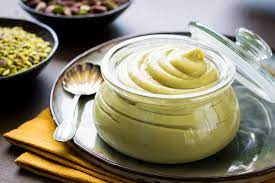 La crema spalmabile a base di pistacchio, un ingrediente della tradizione mediterranea, è perfetta per mille preparazioni diverse. Crema Pasticcera Al Pistacchio Lucake