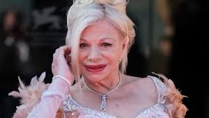 Il compleanno di Sandra Milo: la vita da film di un'adorabile svampita