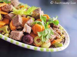 Molti anni fa ho scoperto un abbinamento perfetto tra il cachi vaniglia, la cipolla rossa e la carne. Insalata Di Bollito Alla Palermitana Gastronomy Love