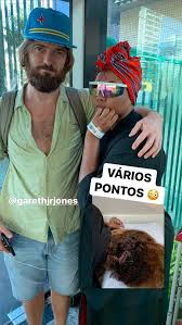 A cantora acaba de assumir seu romance de três meses com o cineasta inglês gareth jones. Gaby Amarantos Leva Pontos Na Cabeca Apos Cair Ao Bater Cabelo Em Show Quem Quem News