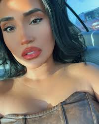 Veronica Valle's Instagram, Twitter & Facebook