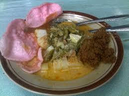 Nasi bogana disediakan dengan membentangkan daun pisang lebar di sebuah pinggan, dan memenuhinya dengan nasi. Lontong Padang Berlauk Rendang Catatanku