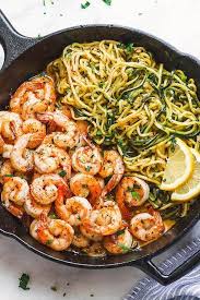 Les Crevettes Au Beurre Citronne Avec Nouilles De Courgettes Une Recette Delicieuse Prete En 10 Min Recette Recettes De Cuisine Recette De Crevettes Recette De Plat