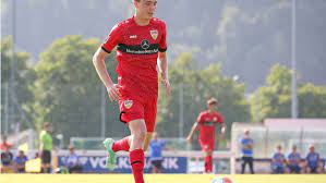 Nascido na província do kosovo da antiga iugoslávia, sua família emigrou para a suíça Puluswwtck M