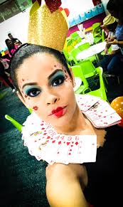 El disfraz de alicia es uno de los más sencillos de los disfraces de la famosa película de disney. Reina De Corazones Alicia En El Pais De Las Maravillas Maquillaje De Reina De Corazones Disfraz De Reina De Corazones Reina De Corazones