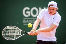 Dominic stricker mit seinem preis. Swiss Teen Stricker Wins Again On Tour Debut At Geneva Open
