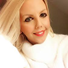 Does Ariana Grande look better with dark or blonde hair?