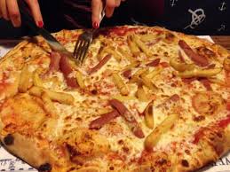 Non ha bisogno di presentazioni poichè è la pizza più amata dai piccini e non disprezzata dagli adulti! Pizza Singapore Wurstel E Patatine Fritte Picture Of Sebastian Pub Ferrara Tripadvisor