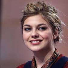 Le chanteur vianney est en couple avec catherine robert. Louane Emera Ses Fans Victimes D Un Escroc Finalement Arrete Louane Chanteuse Louane Chanteurs Celebres