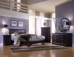 غرفة نوم بحوائط رمادي وارضية بيج ديكور المنزل