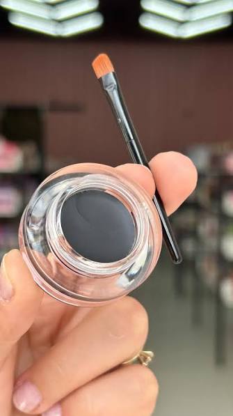 ✨ El clásico que nunca falla ✨ $240 | El delineador en gel negro que  siempre nos piden 🖤, Súper pigmentado, textura cremosa y fácil de aplicar.  Ideal para hacer desde un delineado fino y delicado ...