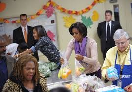 11 25 10 Happy Thanksgiving First Lady Michelle Obama And Daughter Malia Distribute Food At Martha S Table In Washington Dc Malia Obama Obama Michelle Obama