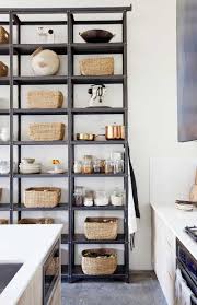 L'étagère cuisine permet d'augmenter votre espace de rangement et ainsi disposer vos boites de une etagere de cuisine à poser est très pratique pour déposer de la vaisselle quotidienne comme. Garde Manger Design Et Rangement Cuisine Moderne En 22 Idees Chic Cuisine Moderne Rangement Ouvert Cuisine Rangement Cuisine