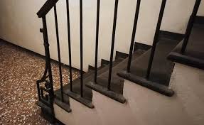 Un letto dallo stile semplice caratterizzato da un medaglione ovale con disegnata artigianalmente interamente a mano. Restauro Di Ringhiere In Ferro Battuto Confabitare Roma