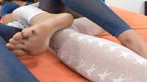 Ayak porno üçlü. ayak seks gibi iki ayak orospular