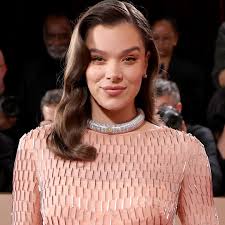 Golden Globes 2026: Pregnant Hailee Steinfeld Without Josh Allen