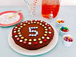 Grâce aux pâtissiers créatifs de chez votregâteau.fr, épatez vos amis avec un cadeau d'anniversaire personnalisé, nous avons tout ce qu'il faut pour tous les âges ! Fete D Anniversaire 5 Ans Conseils Deco Animations Gouter Les Bons Plans De Naima